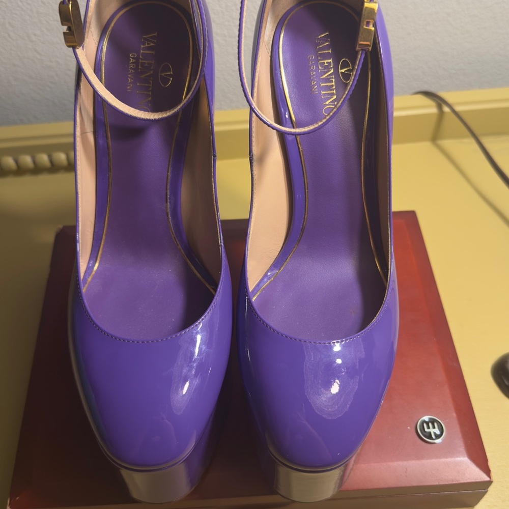 Valentino Garavani Go-155 Violet Pump - Picture 4 of 14